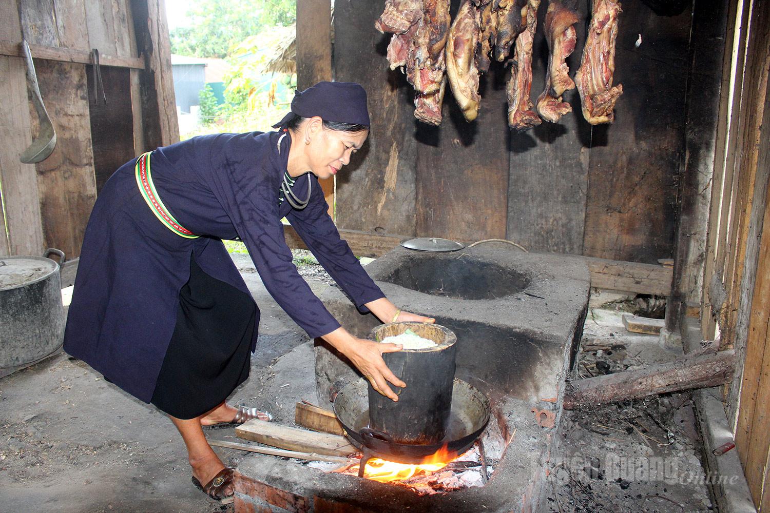 The fire must be kept steady—not too strong, not too weak—so the rice cooks evenly, producing soft, fragrant, and delicious grains.