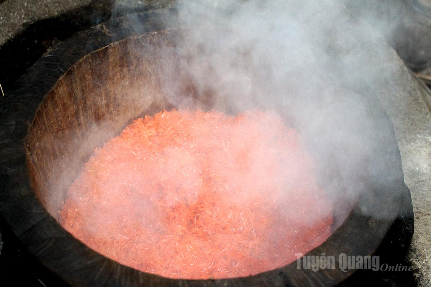 A typical batch takes about 40 minutes, cooking two to six kilograms at a time. When the steam rises steadily and continuously, the rice is ready.