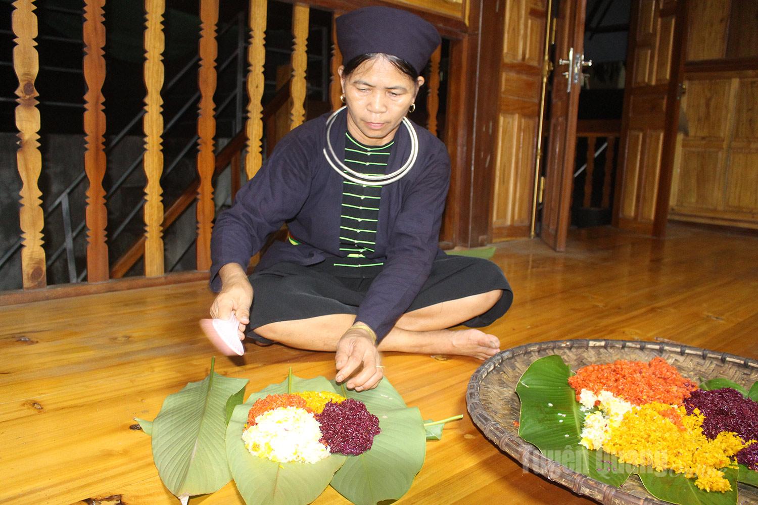 Finally, portions of the colourful sticky rice are carefully wrapped in green dong leaves, ready to be placed on the ancestral altar or served to guests during festive days.