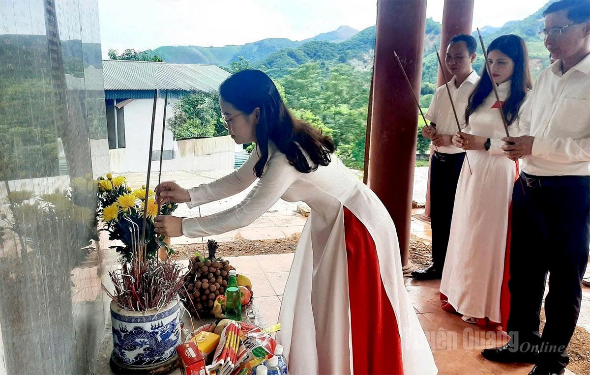 Lãnh đạo cùng đông đảo cán bộ, đảng viên và nhân dân xã Bằng Hành âng hương tưởng nhớ các anh hùng tại Di tích lịch sử cấp quốc gia Tiểu khu Trọng Con.