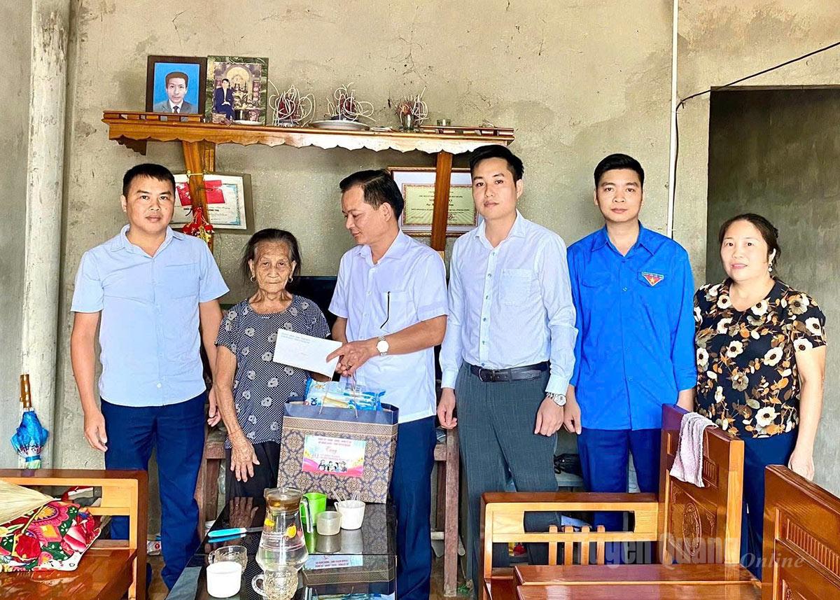 Lãnh đạo xã Bằng Hành thăm, tặng quà cho gia đình thân nhân Liệt sỹ nhân dịp kỷ niệm 80 năm Cách mạng tháng Tám và Quốc khánh 2-9.