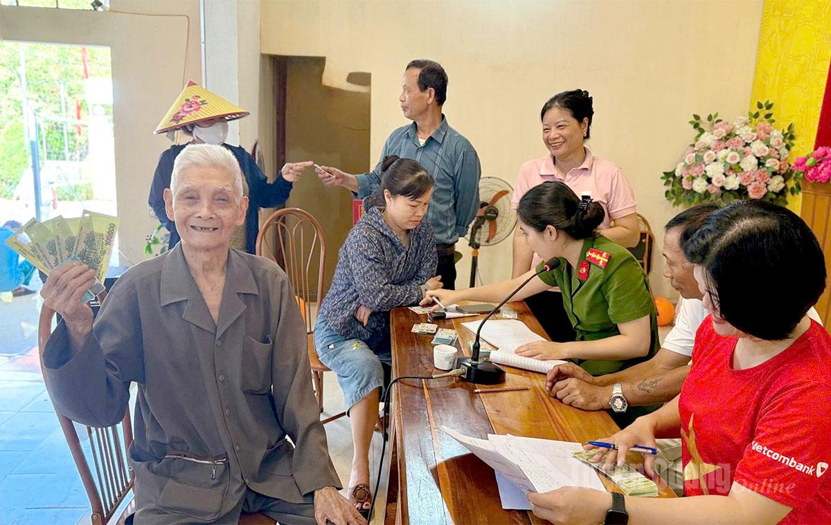 Người dân Tổ dân phố Tràng Đà 5, phường Nông Tiến phấn khởi nhận quà 2-9.