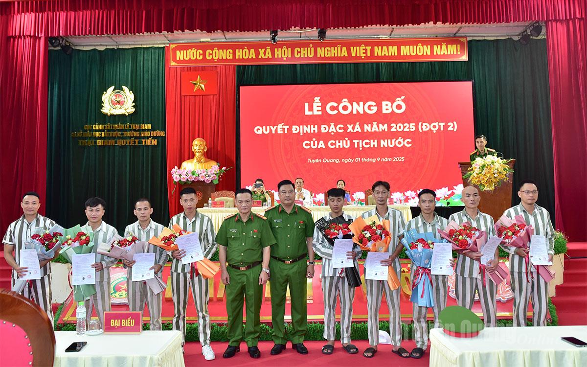 Lãnh đạo Trại giam Quyết Tiến trao quyết định đặc xá và tặng hòa chúc mừng cho các phạm nhân.