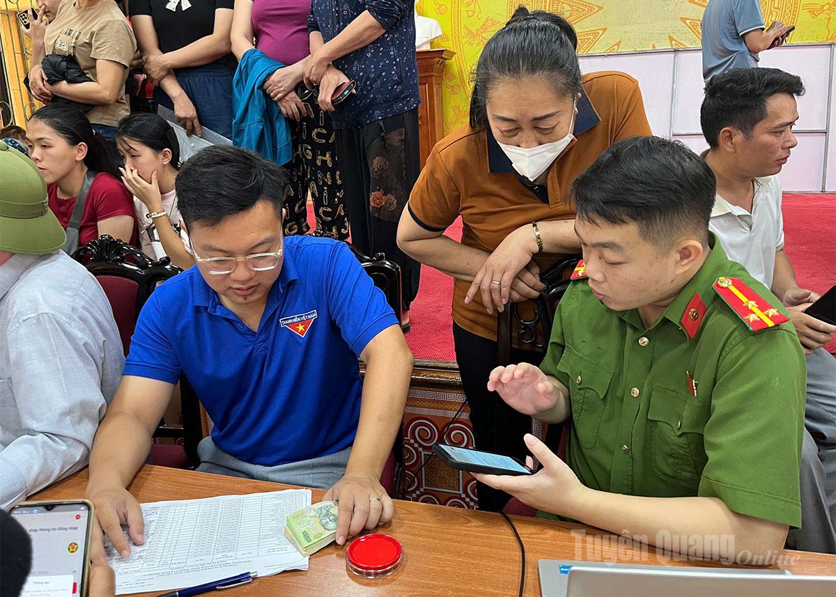 Người dân xã Quản Bạ nhận tiền hỗ trợ của Chính phủ. Ảnh: Lê Lâm