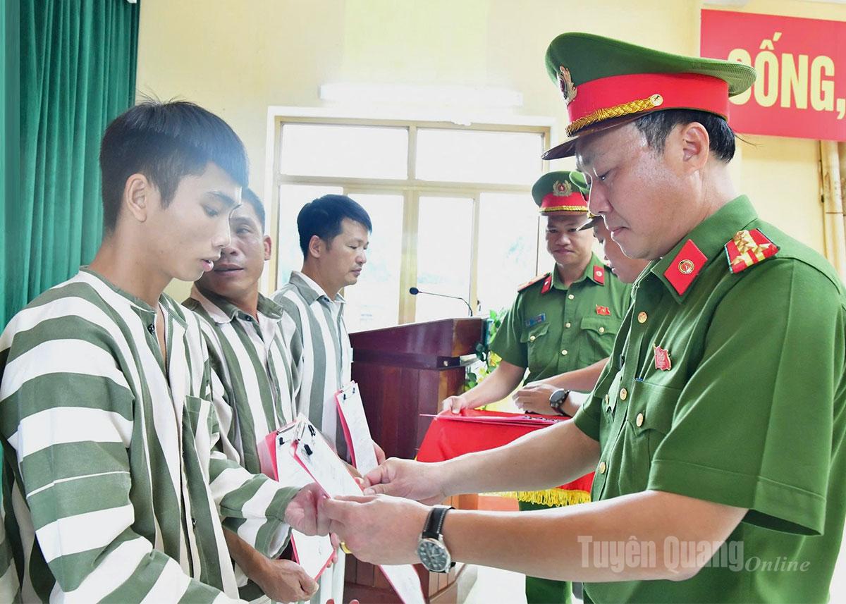  Lãnh đạo Công an tỉnh trao quyết định đặc xá cho các phạm nhân tại Trại tạm giam số 1.