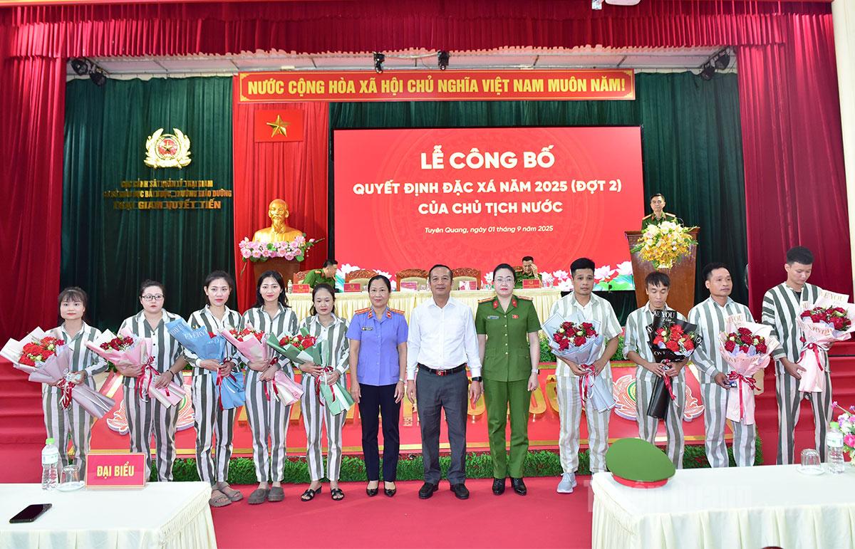 Các đồng chí lãnh đạo: Tòa án nhân dân tỉnh, Viện Kiểm sát nhân dân tỉnh, Phòng Cảnh sát quản lý hành chính về trật tự xã hội, Công an tỉnh trao thẻ căn cước, sim điện thoại và tặng hoa chúc mừng các phạm nhân được hưởng đặc xá.