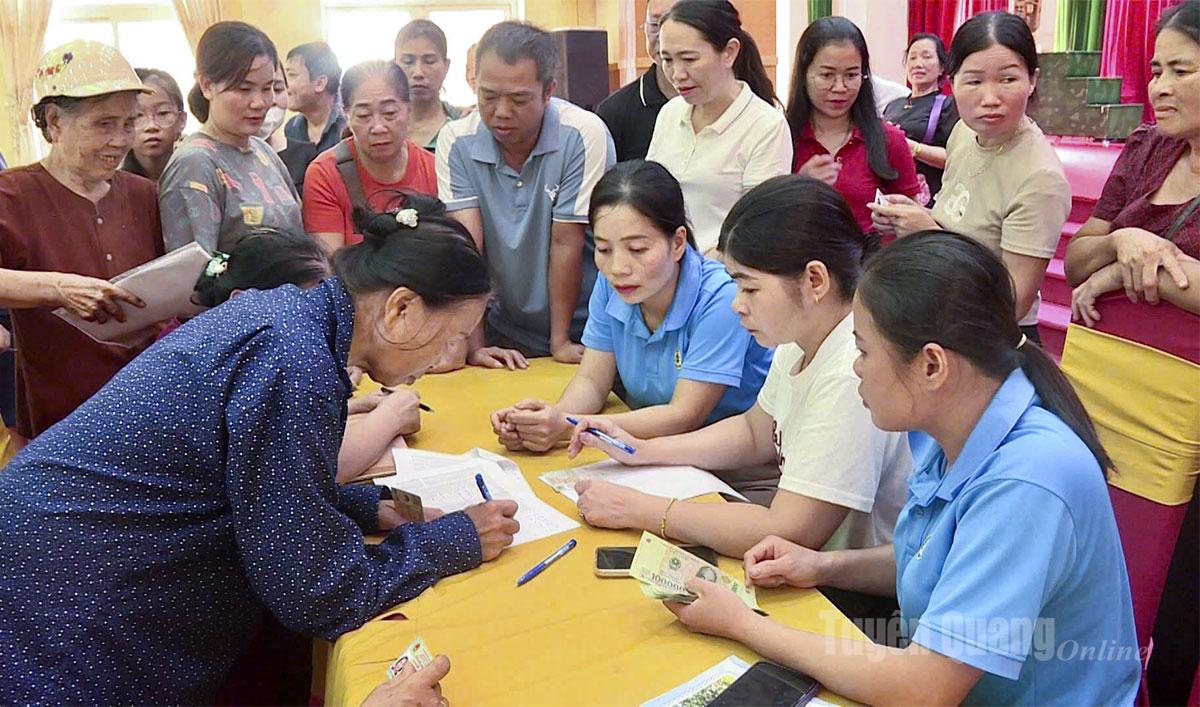 Người dân xã Chiêm Hóa ký nhận quà mùng 2-9.