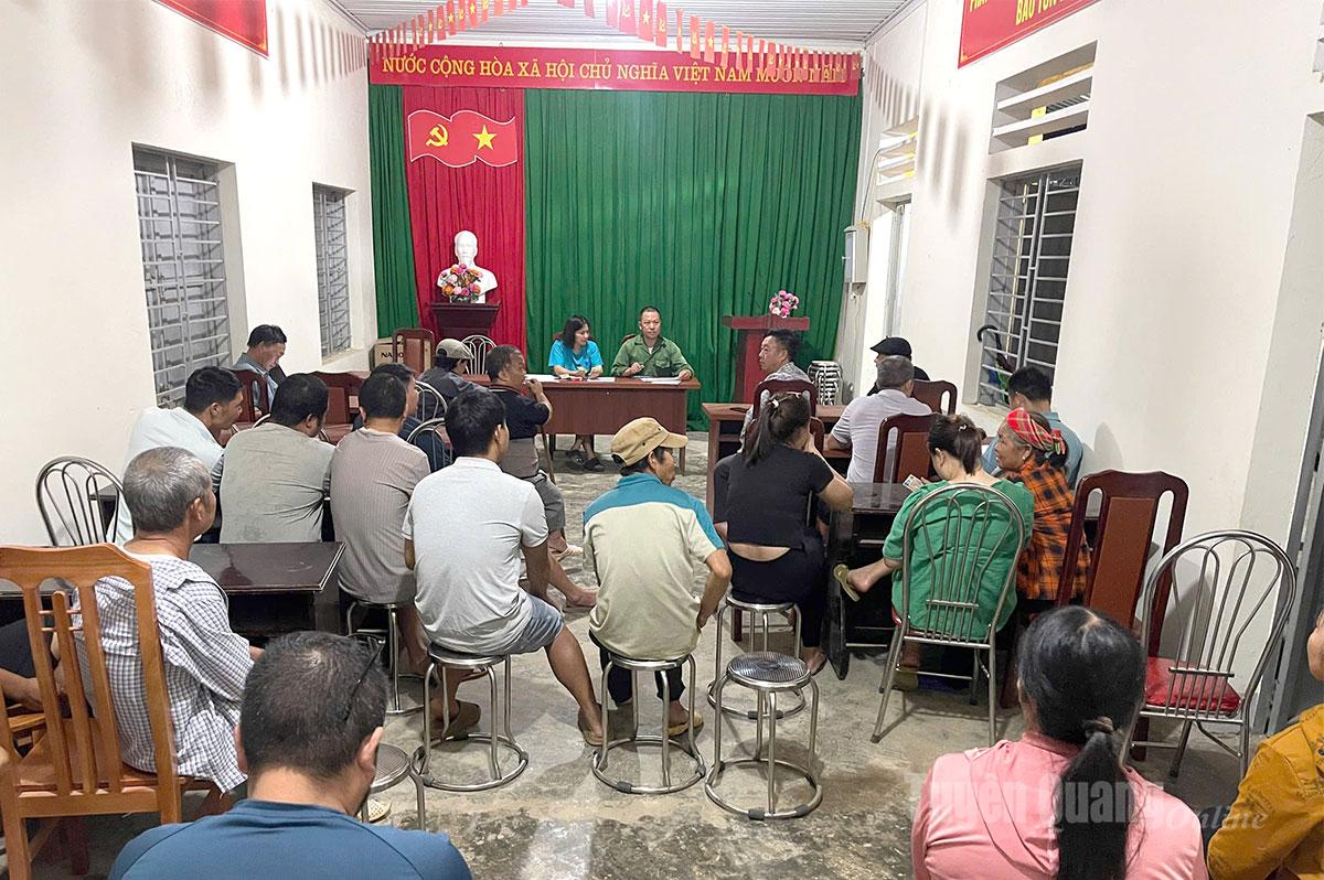 Người dân xã Đồng Văn chờ nhận tiền quà 2.9. Ảnh: Tạ