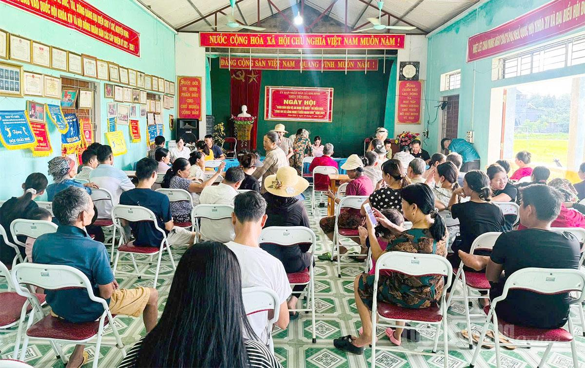 Tại xã Kim Bình, bà con đã tập trung từ rất sớm, ai ai cũng phấn khởi khi được nhận quà. Ảnh Thu Hằng