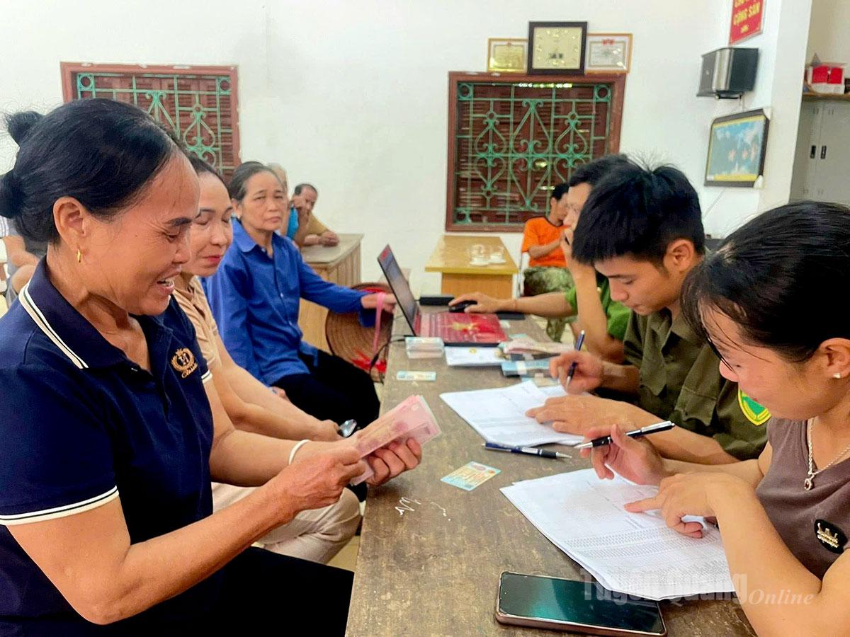 Nhân dân xã Lâm Bình phấn khởi khi được nhận tiền quà tặng.