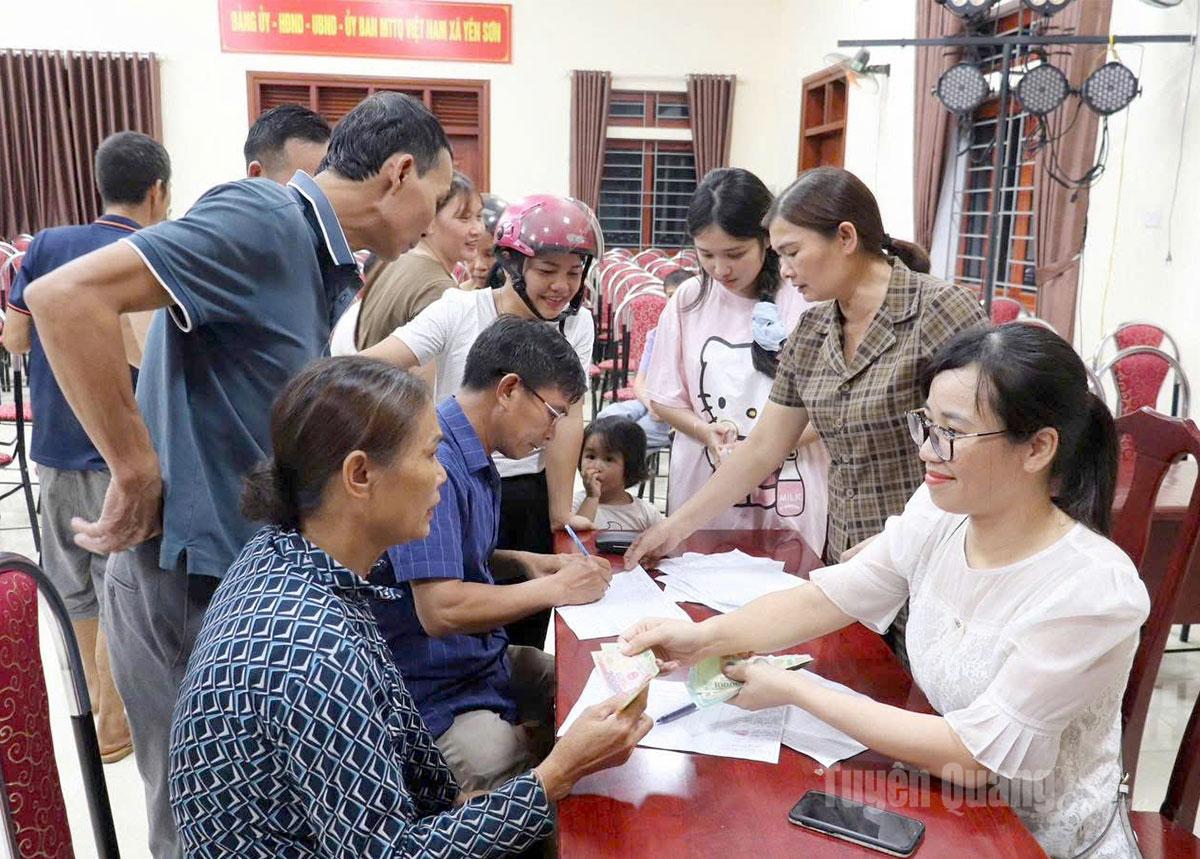 Nhân dân xã Lâm Bình phấn khởi khi được nhận tiền quà tặng.