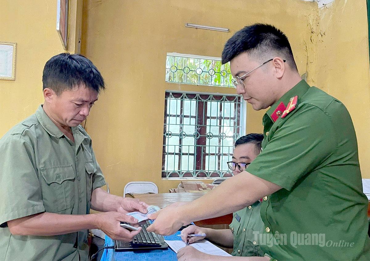 Các xã, phường trên địa bàn tỉnh huy động nhiều lực lượng tham gia tặng quà cho Nhân dân.