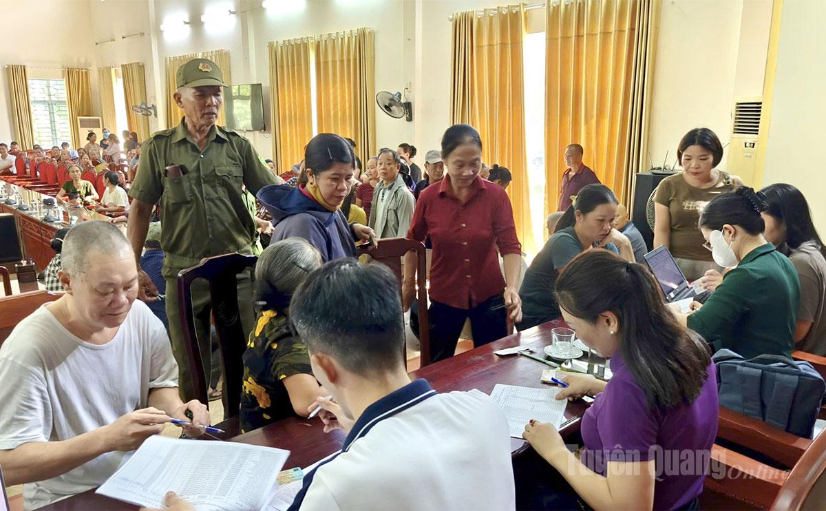 Các cán bộ phường An Tường khẩn trương hỗ trợ người dân nhận quà tặng nhân dịp Quốc khánh. Ảnh: Minh Hoàng