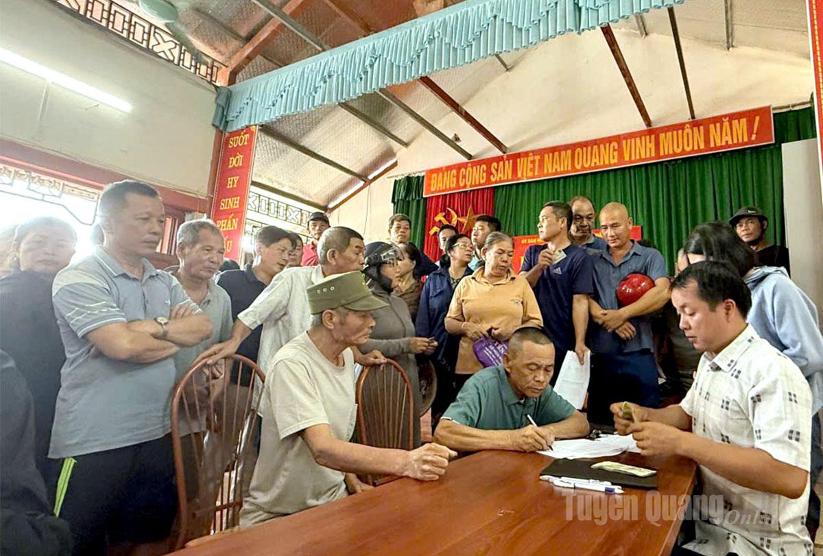 Đông đảo người dân Tổ dân phố Tân Hải Thành, phường Bình Thuận đến điểm phát tiền để nhận quà 2-9.