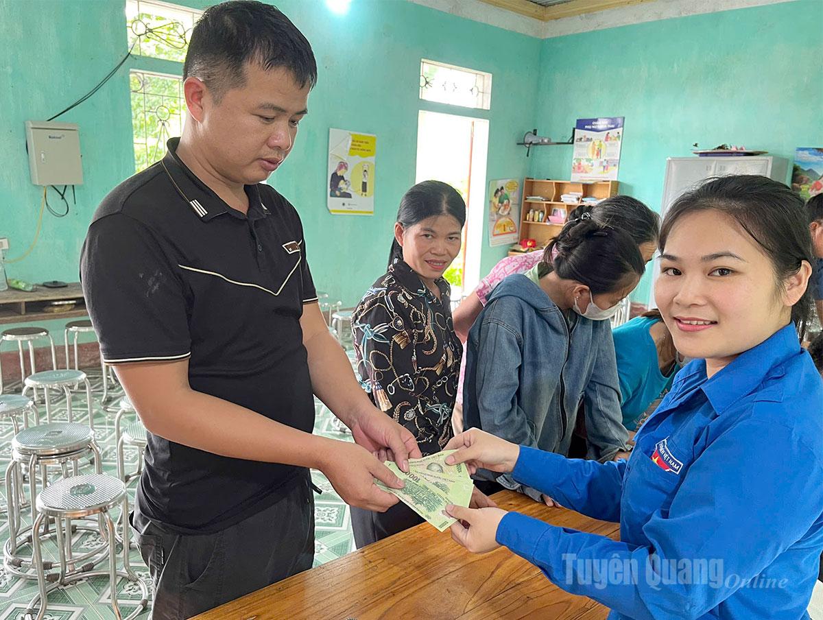 Người dân thôn Khuôn Đào, xã Tân Trào nhận quà của Chính phủ nhân dịp Quốc khánh 2-9.