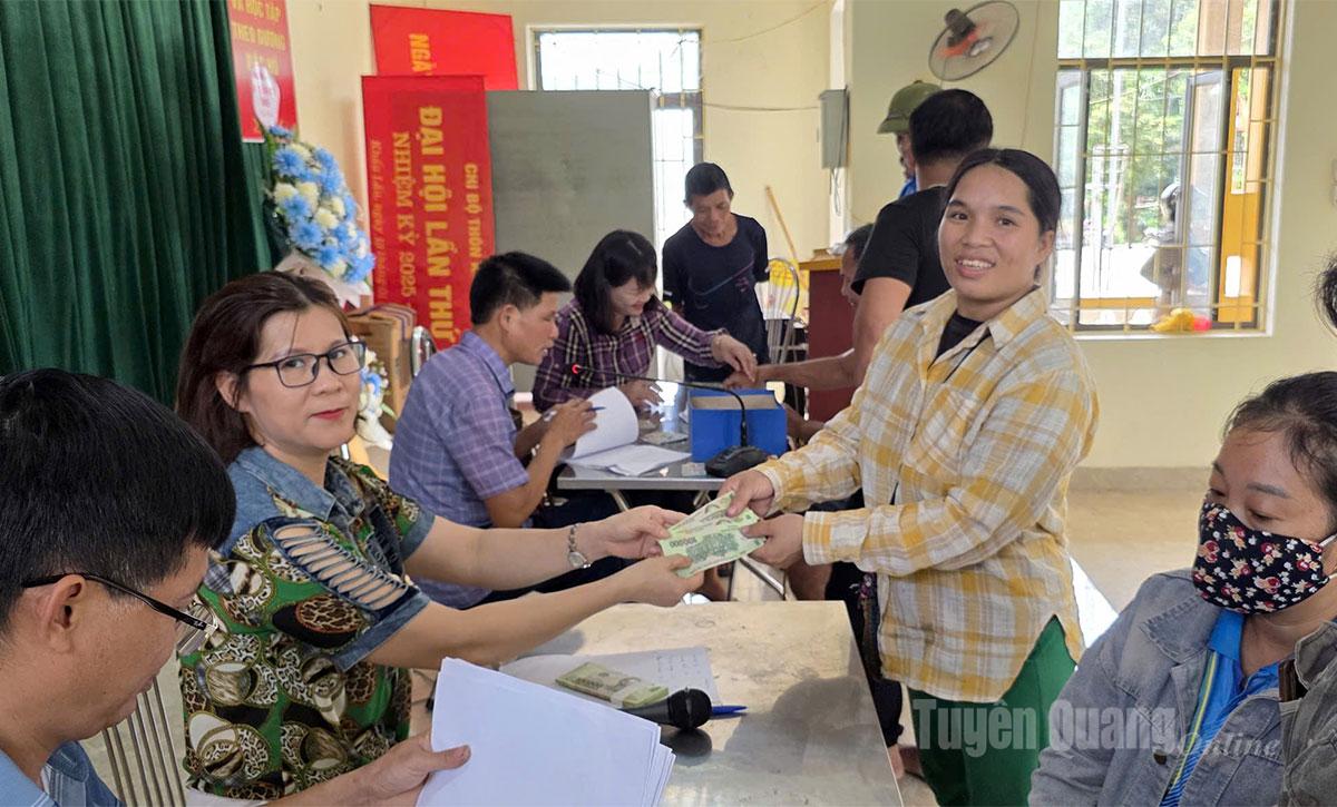 Người dân thôn Khấu Lấu, xã Minh Thanh nhận quà là tiền mặt của Chính phủ tặng người dân nhân dịp Quốc khánh 2-9. Ảnh: Cao Huy