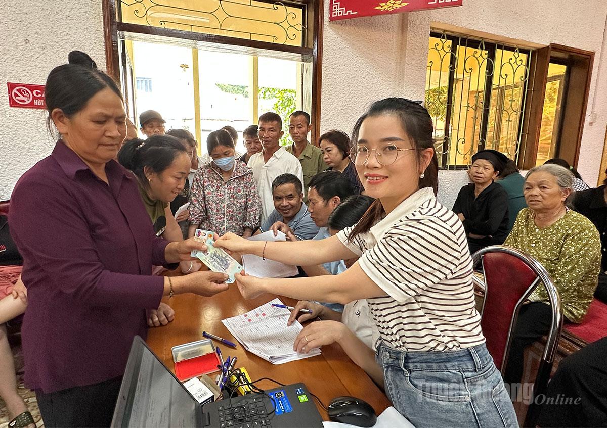 Cán bộ UBND xã Quản Bạ trao tiền cho bà Lục Thị Liên thôn Tam Sơn 4 xã Quản Bạ. Ảnh: Viên Sự