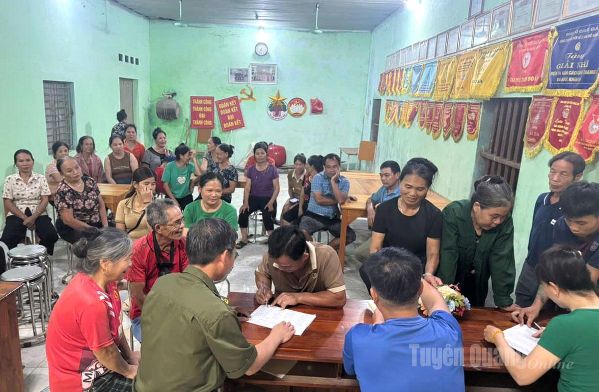 Người dân xã Phú Lương đến nhà văn hóa thôn nhận tiền an sinh xã hội nhân dịp Quốc khánh 2-9.