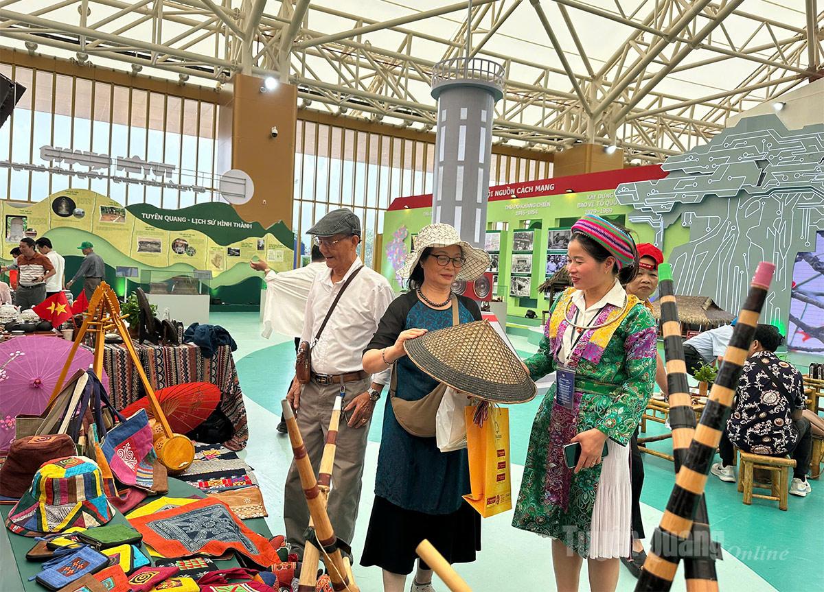 Đông đảo du khách tham quan, tìm hiểu các sản phẩm thổ cẩm, thủ công truyền thống, nhạc cụ dân tộc tiêu biểu của tỉnh Tuyên Quang.