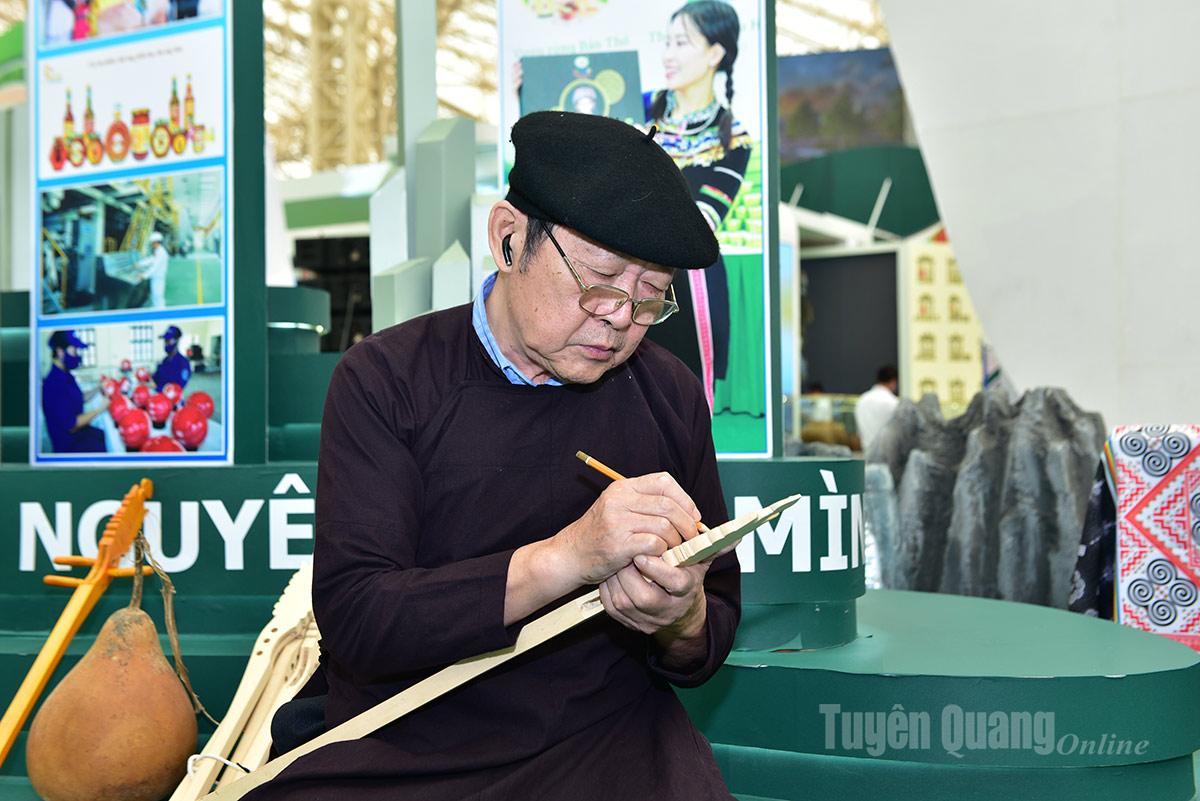 Nghệ nhân Thàm Ngọc Kiến (tỉnh Tuyên Quang) thực hiện, giới thiệu về chế tác đàn tính tại Triển lãm.