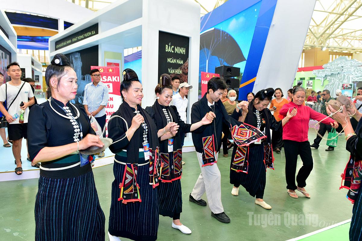 Biểu diễn trong không gian triển lãm, tiếng trống, tiếng chiêng rộn ràng thu hút đông đảo khách tham quan tay trong tay cùng hòa mình vào điệu múa xòe Thái (tỉnh Sơn La)- di sản văn hóa phi vật thể đại diện của nhân loại.