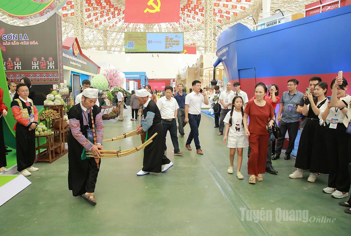 Biểu diễn múa khèn Mông tại không gian Triển lãm quốc gia thu hút đông đảo du khách đến xem và cổ vũ.