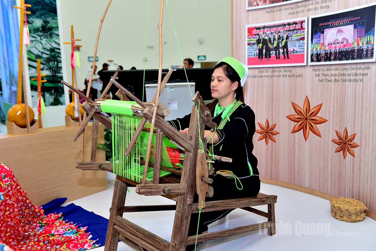 Tại không gian Triển lãm quốc gia, chị Lý Thị Hiền, dân tộc Nùng, Tổ trưởng Tổ hợp tác nghề thêu dệt thổ cẩm Phàn Slình Hải Yến, xã Đông sơn (Lạng Sơn) tự hào giới thiệu về nghề dệt truyền thống của dân tộc mình.