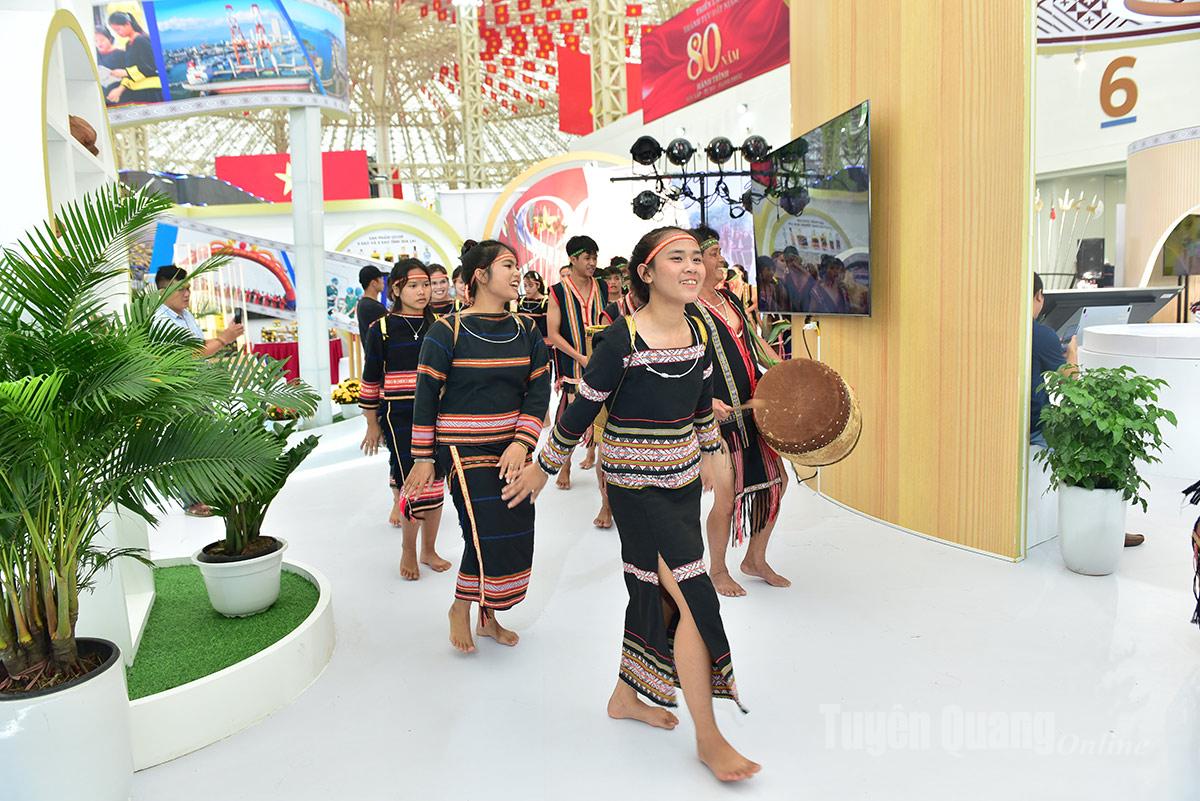 Tại triển lãm, du khách sẽ được hoà mình vào không gian cồng chiêng Ba Na (tỉnh Gia Lai) – nhịp điệu di sản văn hóa phi vật thể nhân loại.