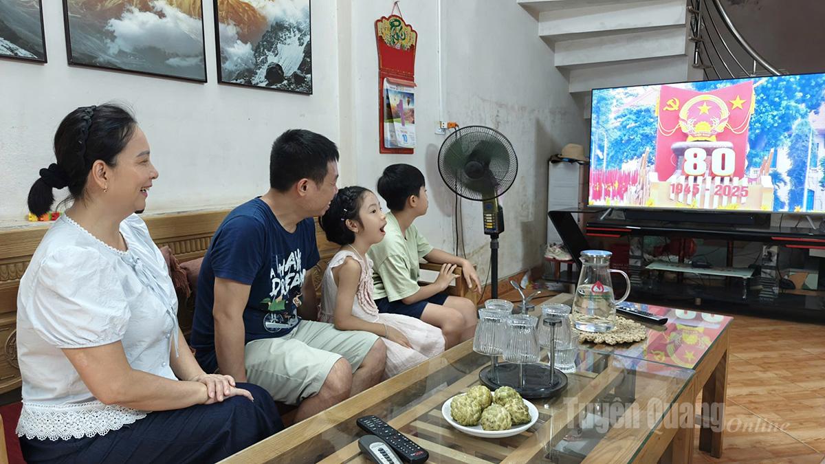 Người dân phấn khởi theo dõi lễ diễu binh, diễu hành kỷ niệm 80 năm Cách mạng Tháng Tám và Quốc khánh 2-9 qua truyền hình trực tiếp.