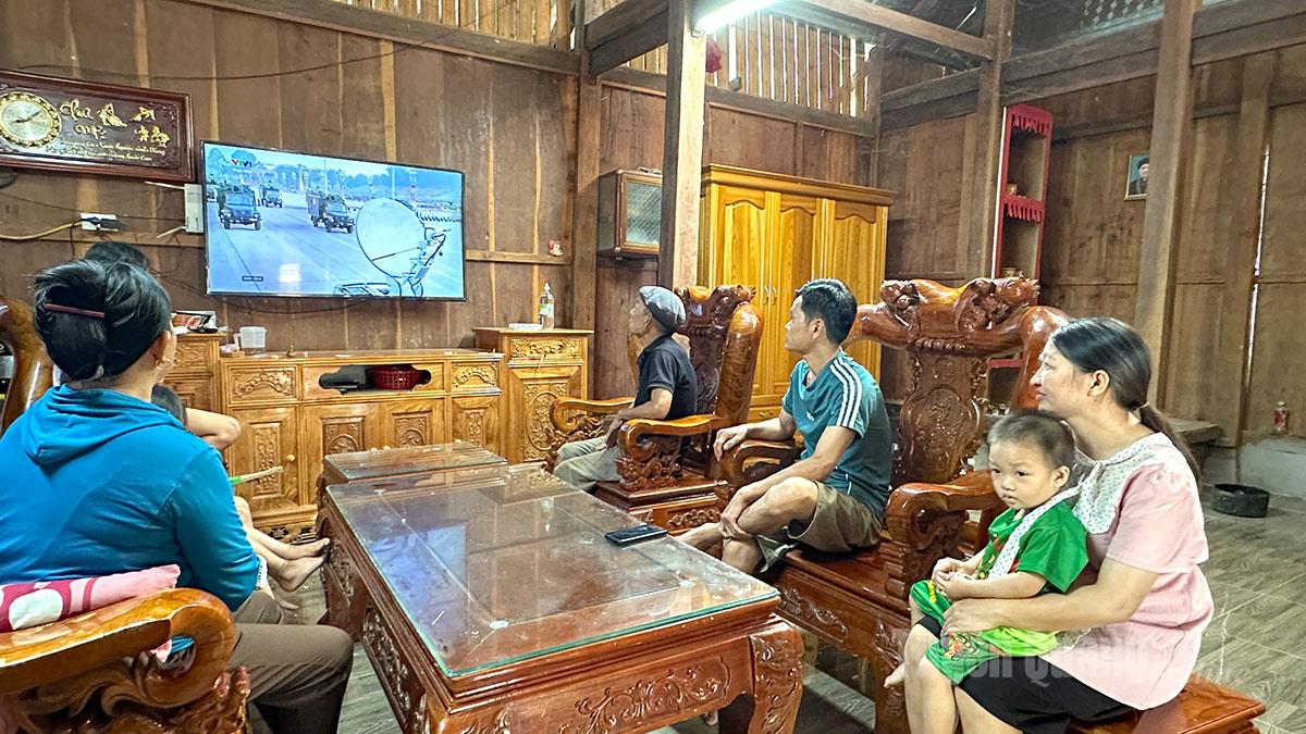 Các hộ gia đình thôn Nà Vìn, xã Quản Bạ cùng nhau xem truyền hình trực tiếp Lễ kỷ niệm, diễu binh, diễu hành 80 năm Quốc khánh 2/9. Ảnh: Ngọc Sự
