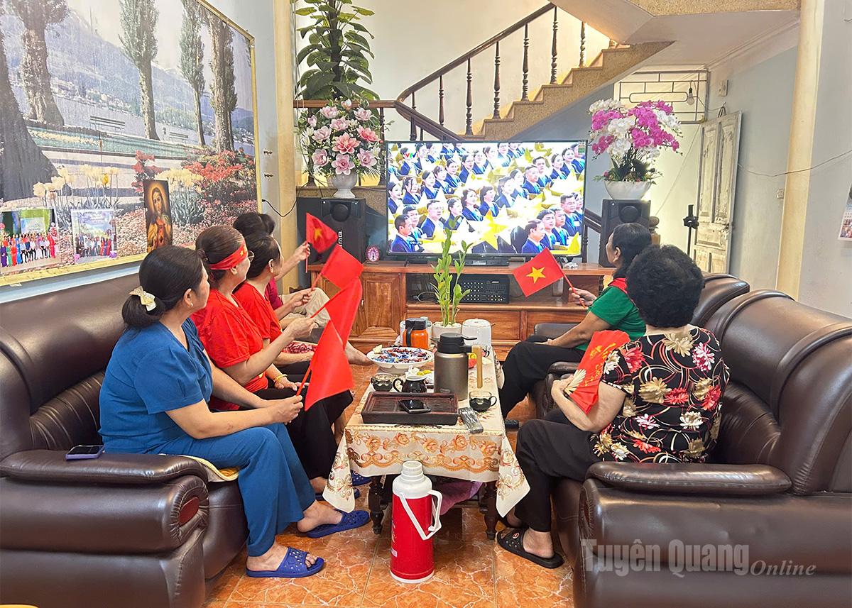 Người dân xã Sơn Dương theo dõi Lễ kỷ niệm, diễu binh, diễu hành chào mừng Quốc khánh 2-9 qua màn ảnh nhỏ. Ảnh: Cao Huy