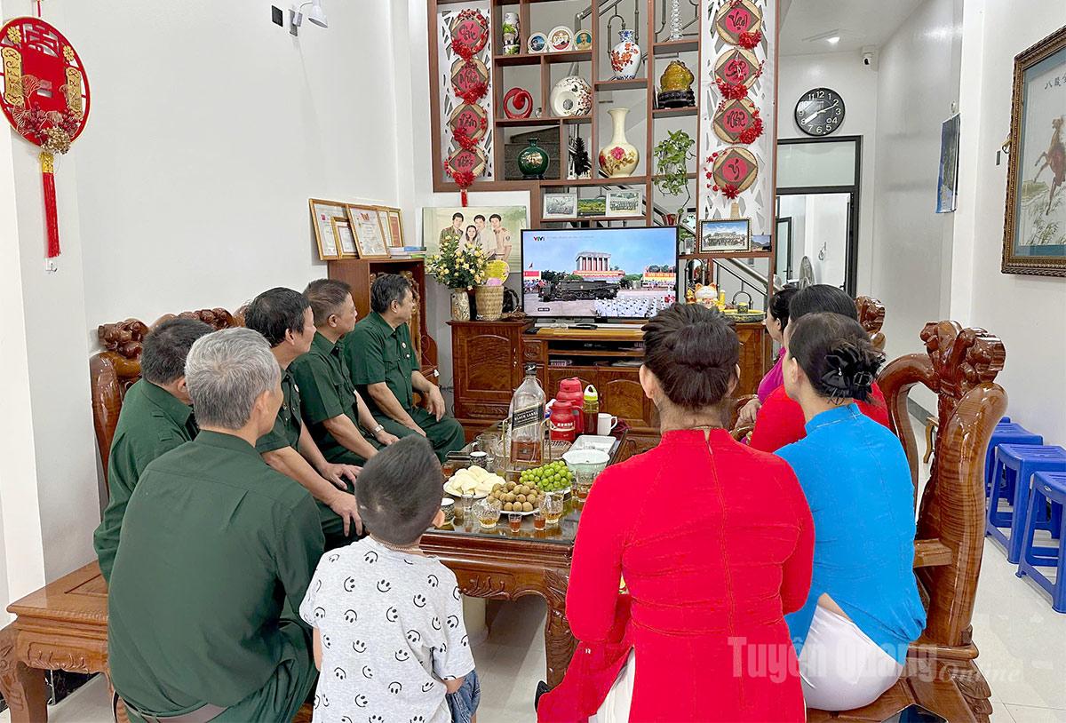 Cựu chiến binh phường Hà Giang 2 xem trực tiếp Lễ diễu binh, diễu hành kỷ niệm 80 năm Quốc khánh 2/9. Ảnh: Hoàng Hoài