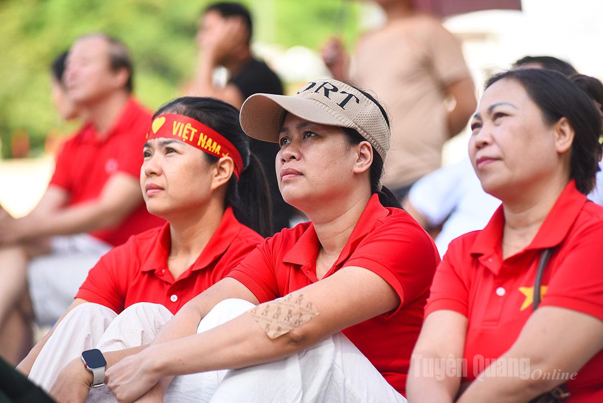 Người dân say sưa theo dõi từng khoảnh khắc diễu binh, dù chỉ qua màn hình lớn, vẫn trọn vẹn niềm tự hào dân tộc. Ảnh: Khánh Linh