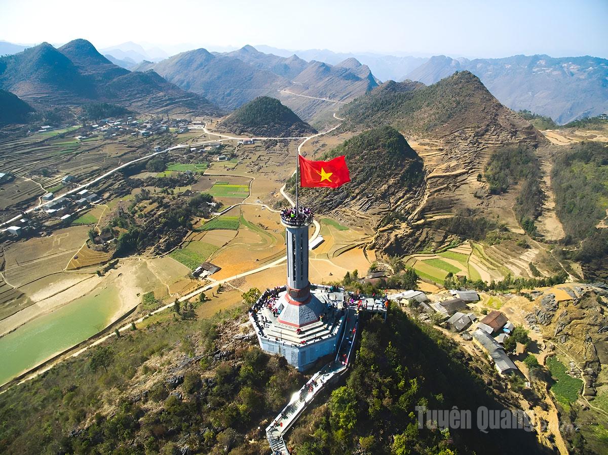 Nhiều khách chọn Cột cờ Lũng Cú là điểm du lịch kỳ nghỉ lễ Quốc khánh ý nghĩa này.
