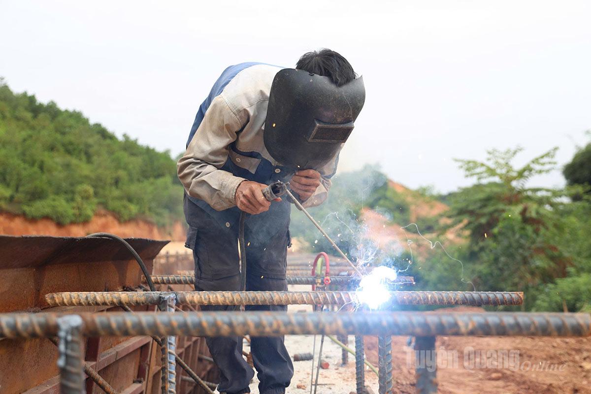 Để đảm bảo tiến độ đề ra, công nhân trên công trường Cao tốc Tuyên Quang - Hà Giang đoạn qua phường Mỹ Lâm vẫn miệt mài làm việc.