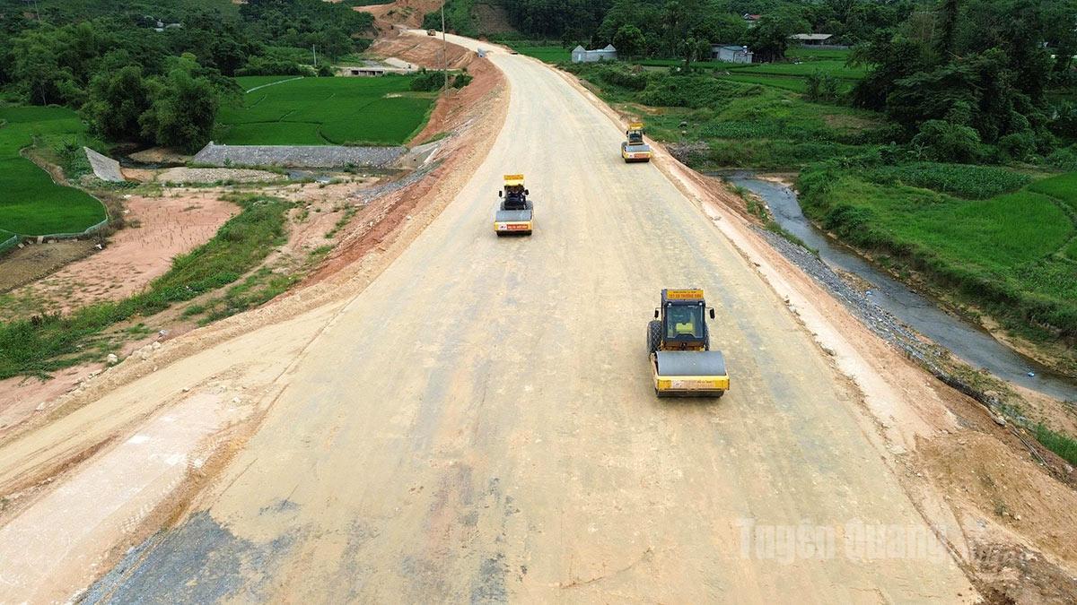 Không khí làm việc khẩn trương trên cao tốc Tuyên Quang - Hà Giang.