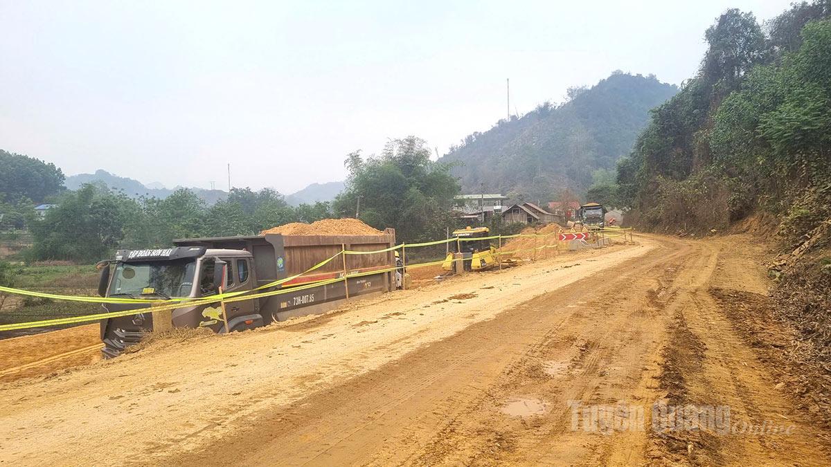 Ngày nghỉ lễ, nhịp độ thi công vẫn được duy trì 3 ca, 4 kíp.