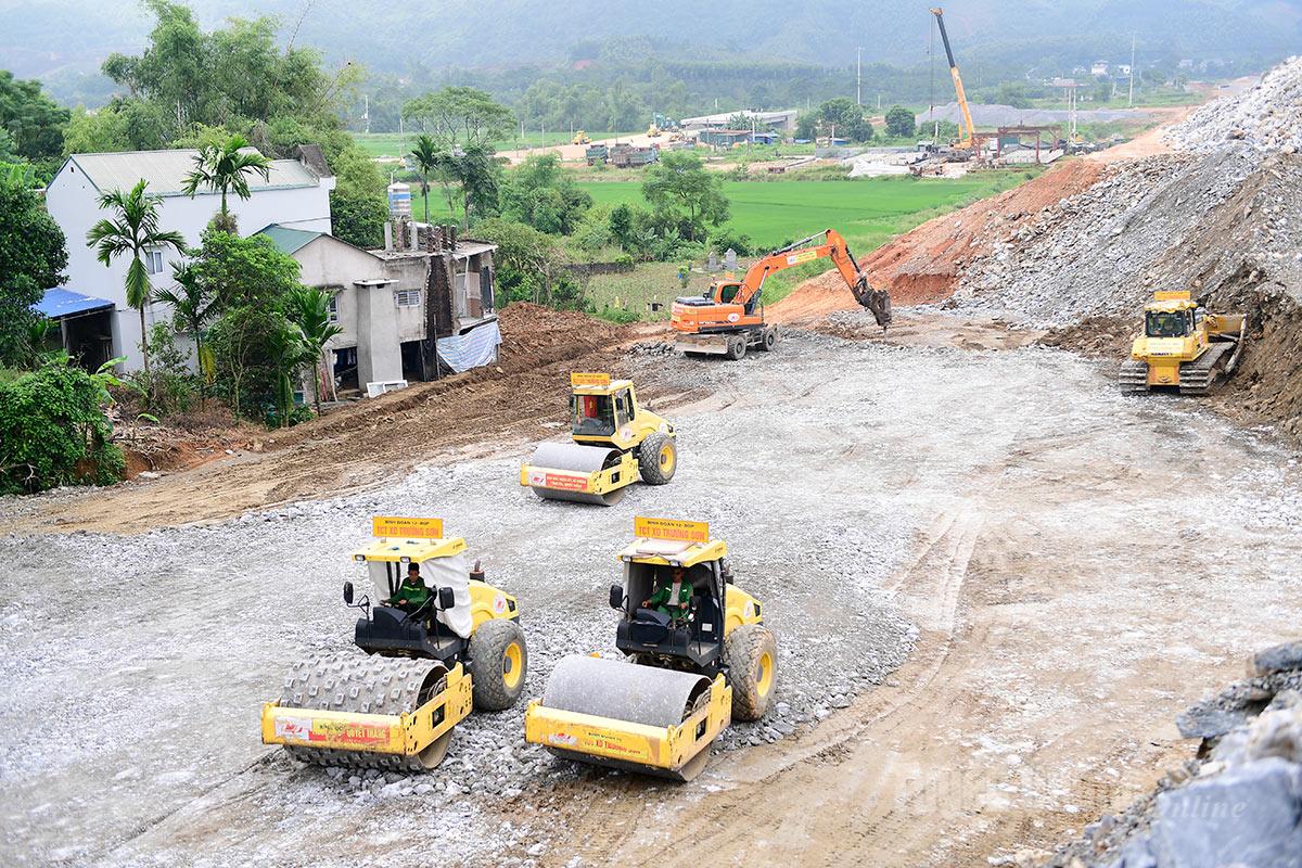 Công nhân làm việc khẩn trương để đảm bảo tiến độ cao tốc Tuyên Quang - Hà Giang.
