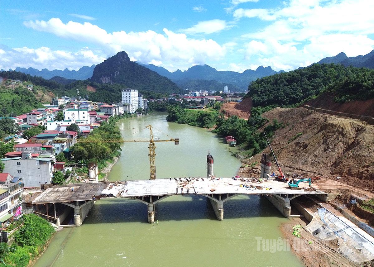 Sáng 2-9, hàng chục công nhân vượt nắng miệt mài thi công trên công trường đập dâng nước thuộc các phường Hà Giang 1, 2.