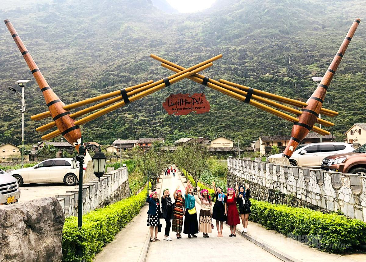 Cổng làng Pả Vi Hạ- biểu tượng khen Mông vươn cao giữa Cao nguyên đá.