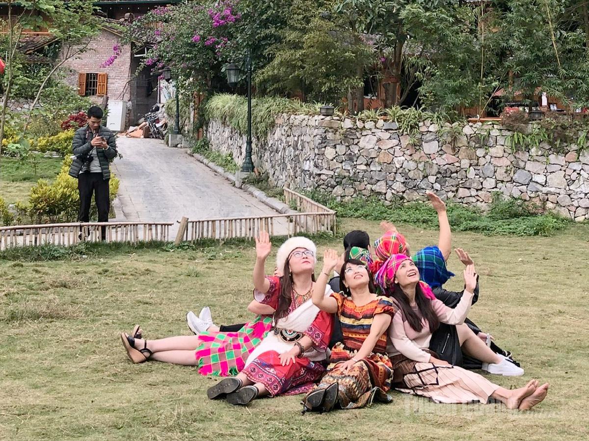 Tourists experience Pa Vi Ha Cultural Community Tourism Village.