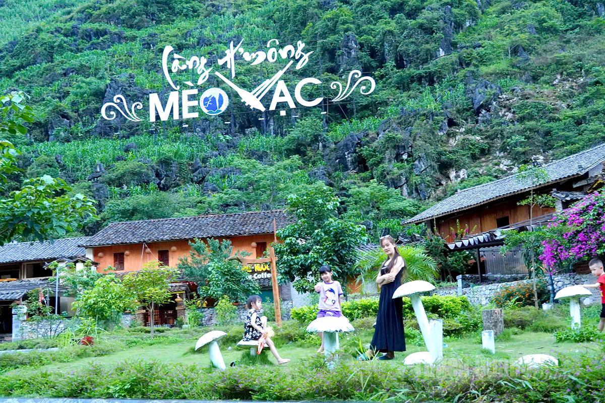 Khách du lịch trải nghiệm không gian thư dãn, trong lành của Cao nguyên đá.
