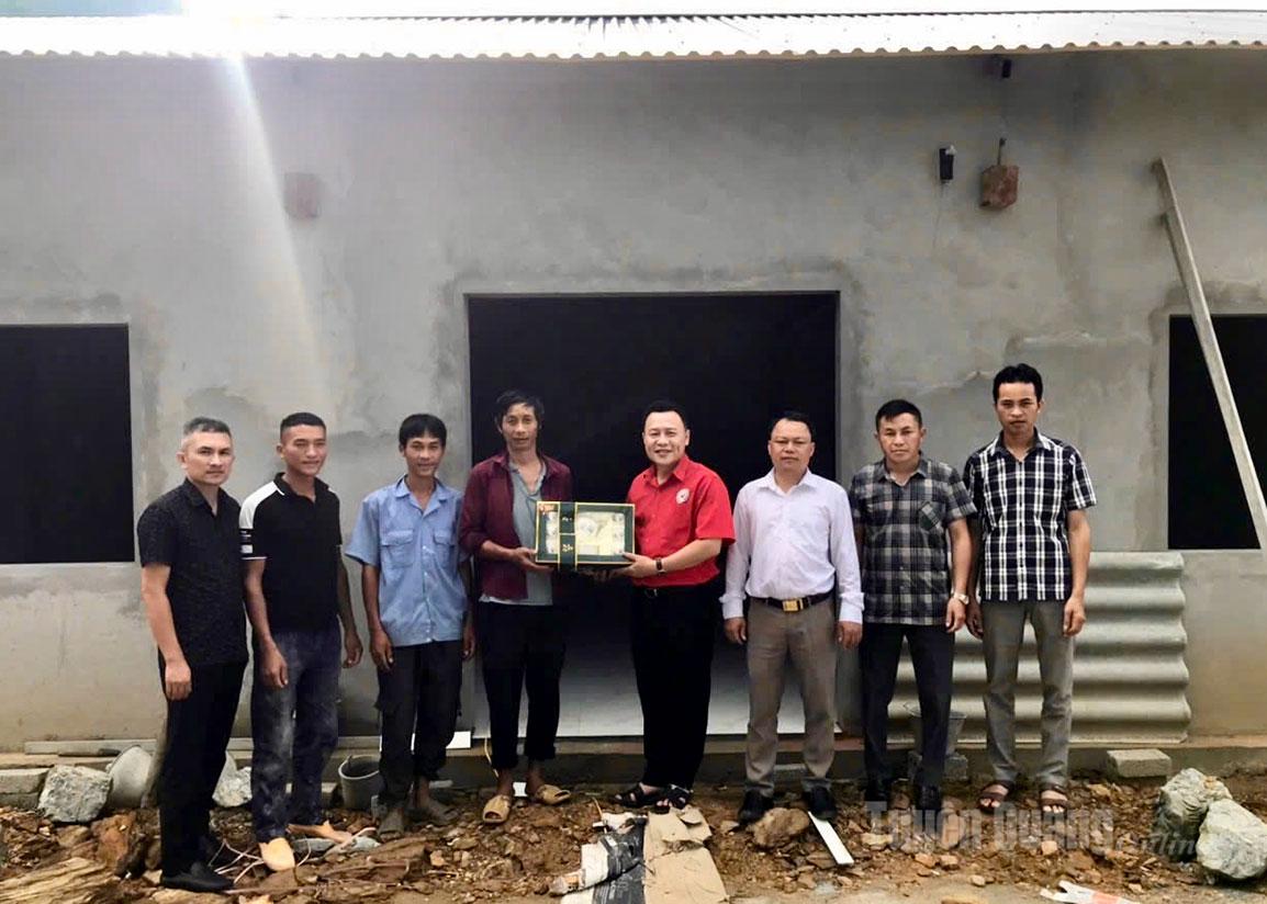 Lãnh đạo Hội CTĐ tỉnh Tuyên Quang tặng quà mừng nhà mới cho gia đình anh Vàng Thìn Sò, thôn Ngài Thầu Sảng, xã Quản Bạ.
