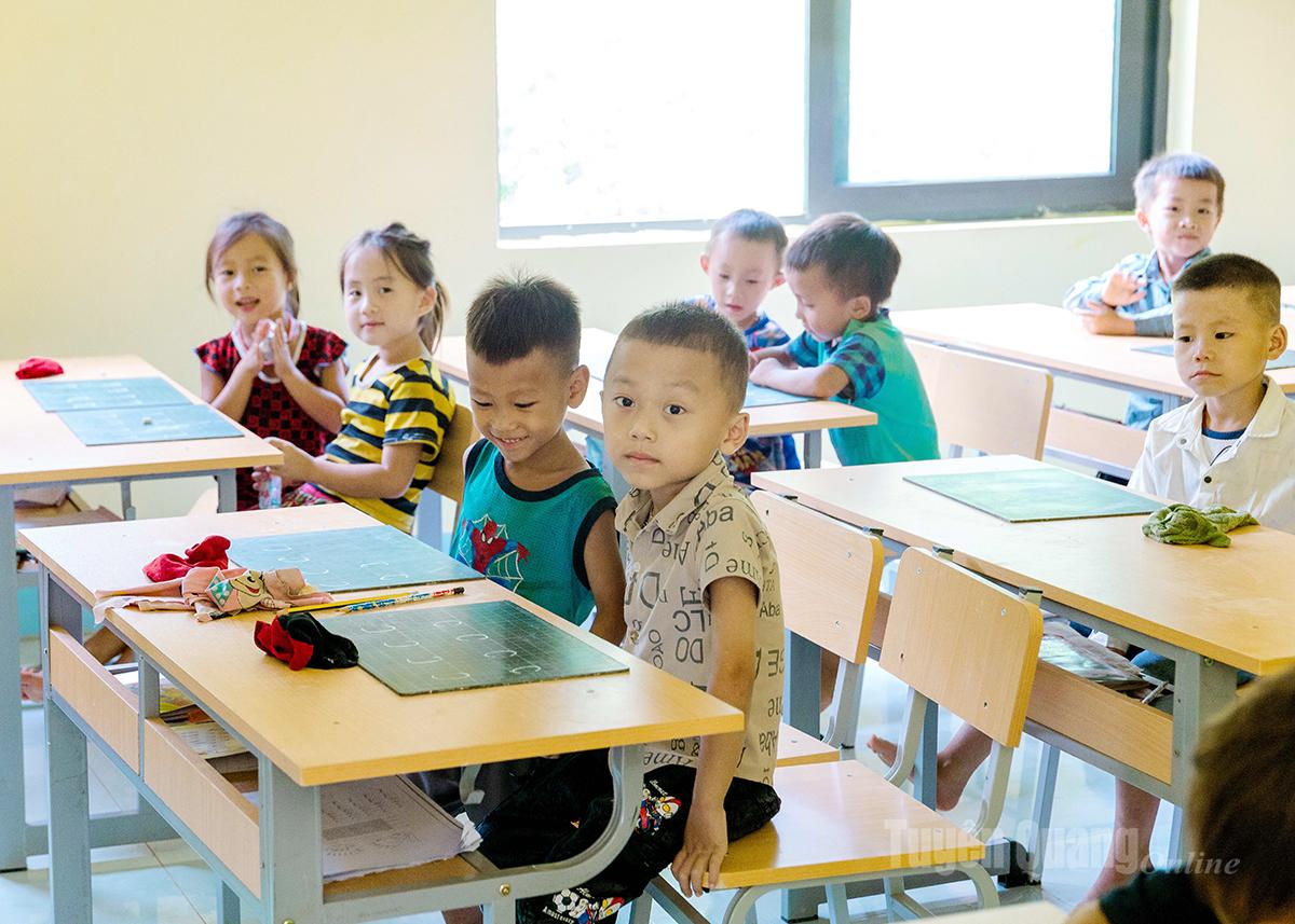 Niềm vui của học sinh điểm trường Ha Cá trong những phòng học khang trang, sạch sẽ vừa được xây dựng.