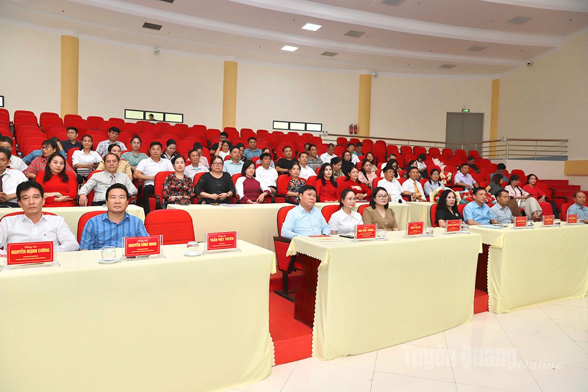 Các đồng chí trong Ban Biên tập, lãnh đạo các phòng chuyên môn dự Lễ công bố