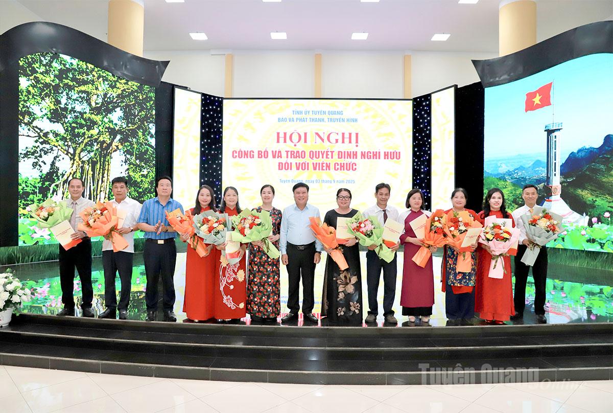 Tổng Biên tập Mai Đức Thông trao Quyết định nghỉ hưu và chuyển công tác đối với các viên chức, người lao động