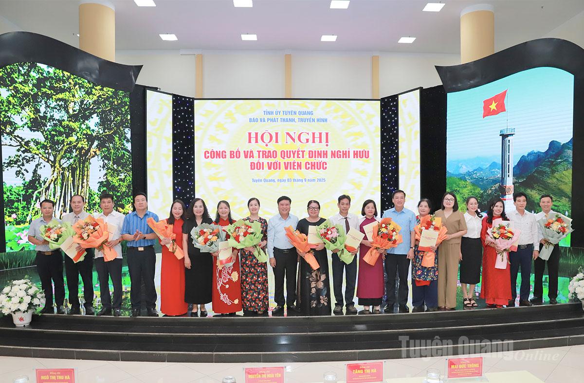 Các đồng chí trong Ban Biên tập chụp ảnh lưu niệm với các đồng chí được nghỉ hưu và chuyển công tác đợt này