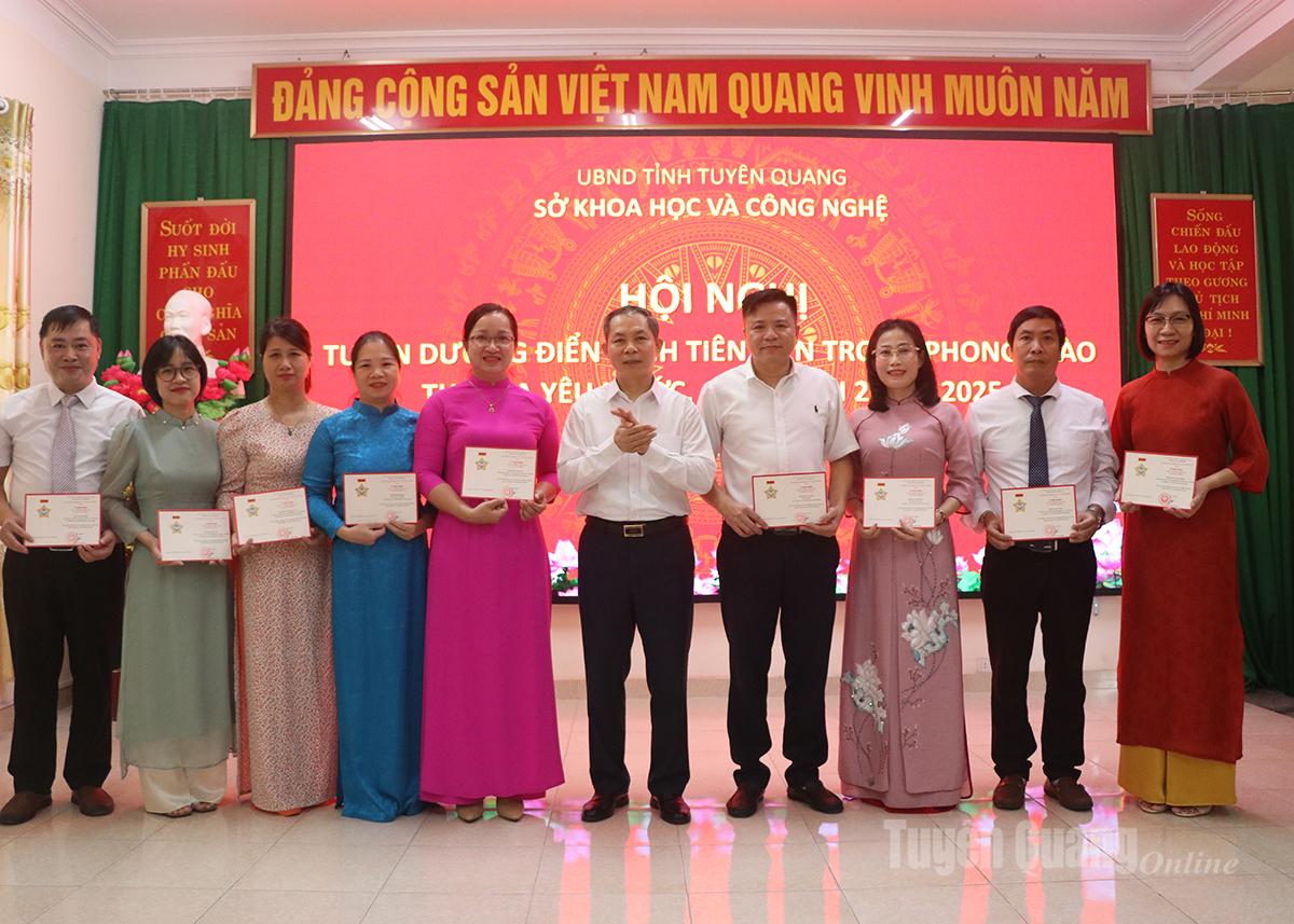 Giám đốc Sở Khoa học và Công nghệ trao Kỷ niệm chương vì sự nghiệp phát triển thông tin và truyền thông cho các cá nhân.