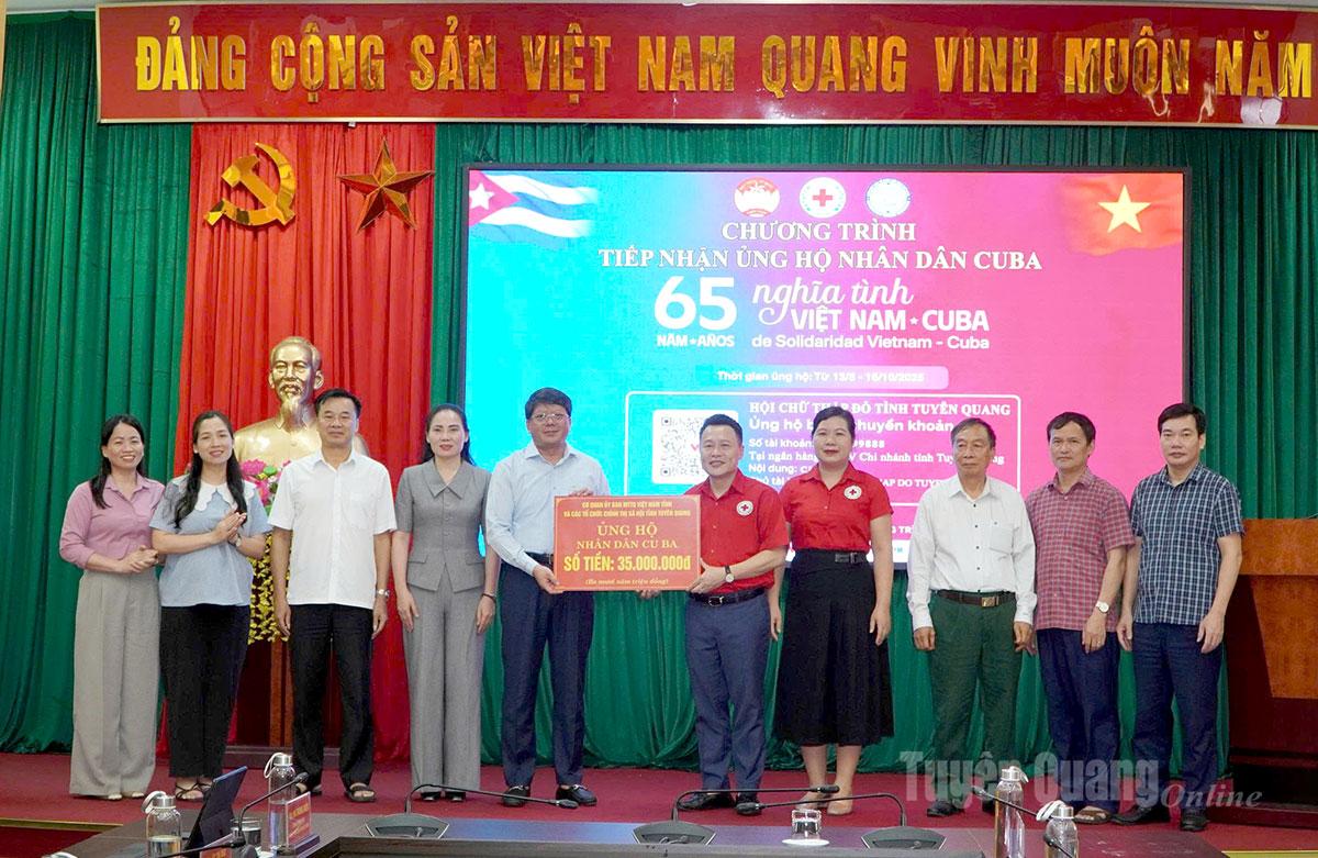 Đồng chí Hà Trung Kiên, Ủy viên Ban Thường vụ Tỉnh ủy, Phó Chủ tịch Thường trực Ủy ban MTTQ Việt Nam tỉnh trao tiếp nhận của Cơ quan Ủy ban MTTQ Việt Nam và các tổ chức chính trị - xã hội tỉnh cho Hội Chữ thập đỏ tỉnh