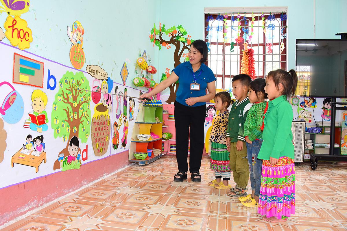 Cô và trò trường Mầm non Lũng Cú sẵn sàng cho năm học mới.